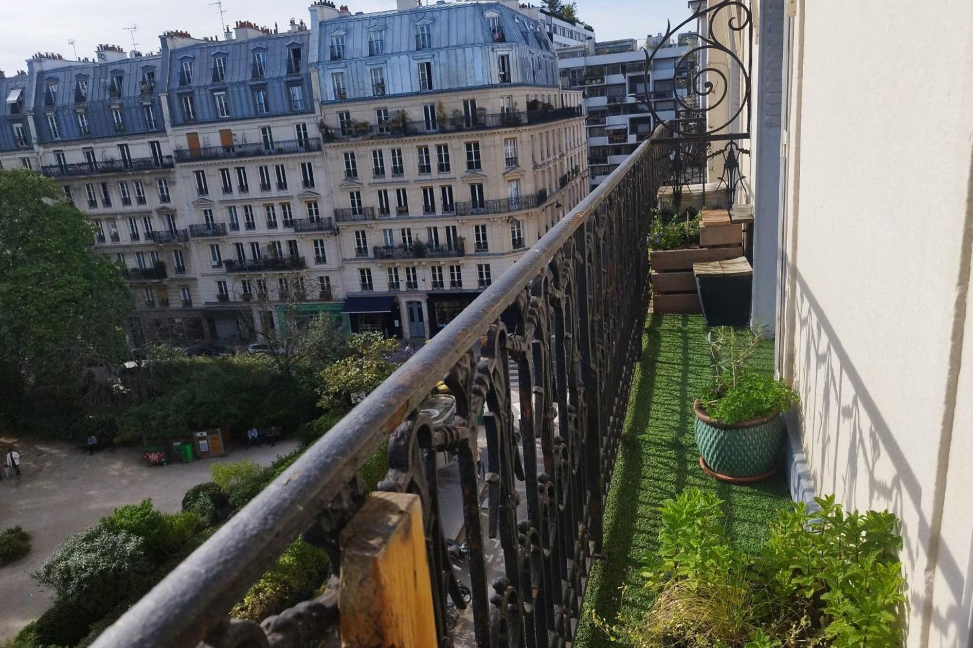 Spacious Nest Facing Square Maurice Gardette